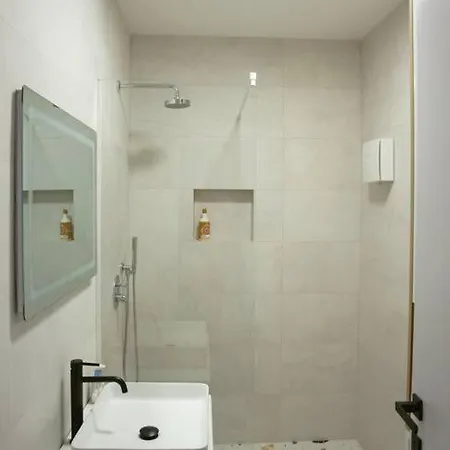 Elegant Living In The Heart Of Apartamento Tirana