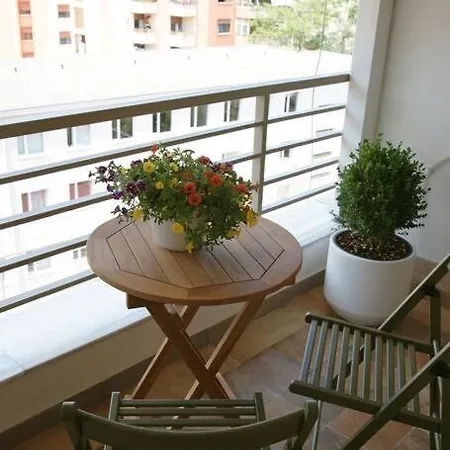 Elegant Living In The Heart Of Apartman *