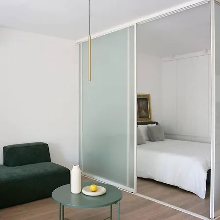 Elegant Living In The Heart Of ティラナ