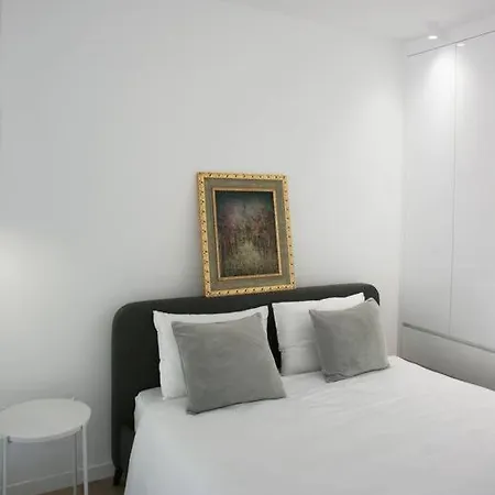 Elegant Living In The Heart Of Apartman *