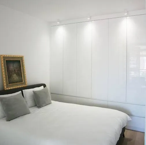 Elegant Living In The Heart Of Apartman Tirana