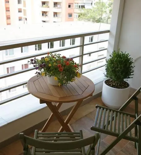 Elegant Living In The Heart Of Apartman *