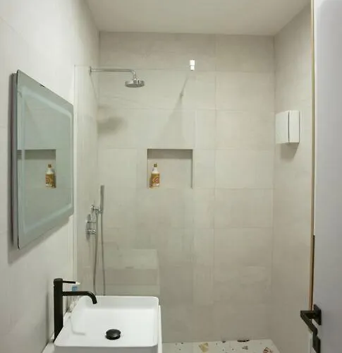 Elegant Living In The Heart Of شقة تيرانا