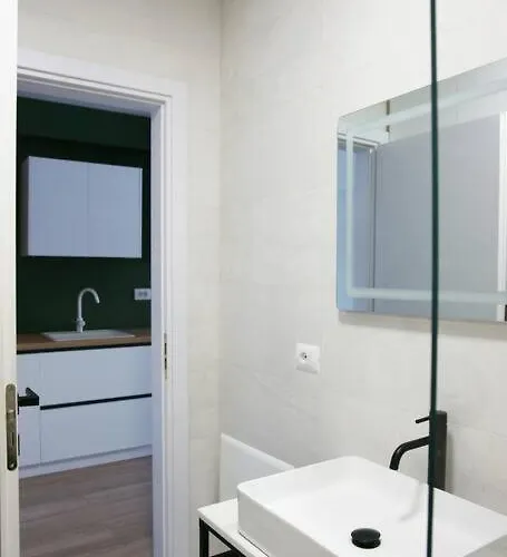 Elegant Living In The Heart Of شقة